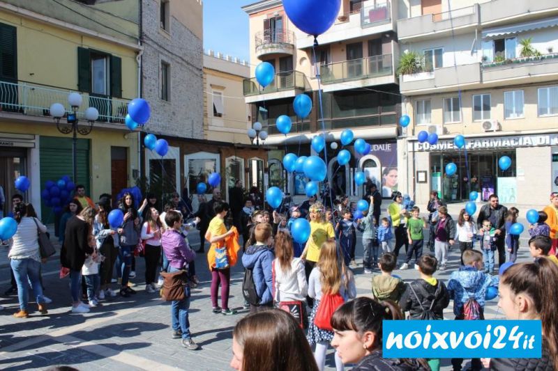 San Salvo, palloncini blu da liberare in cielo per abbattere le barriere  dell'autismo