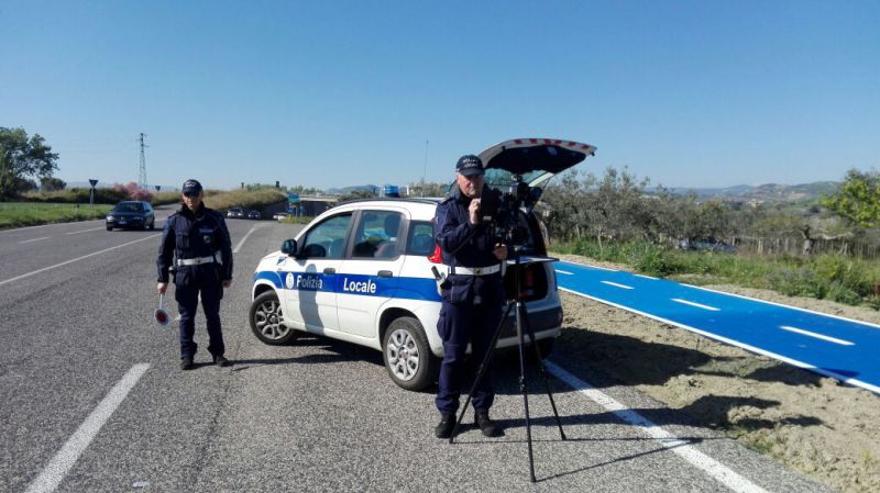 San Salvo controlli della velocità con il telelaser e auto senza