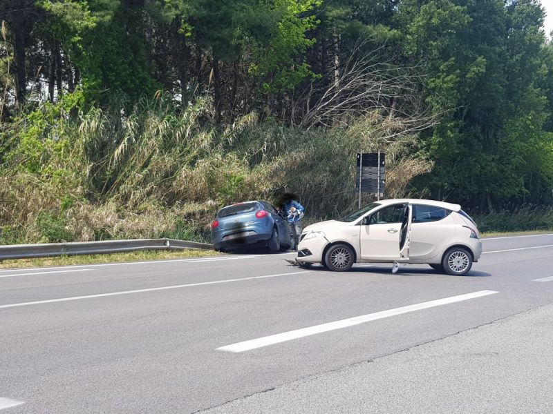Incidente tra due auto all’incrocio tra la SS16 e via Vespucci a San