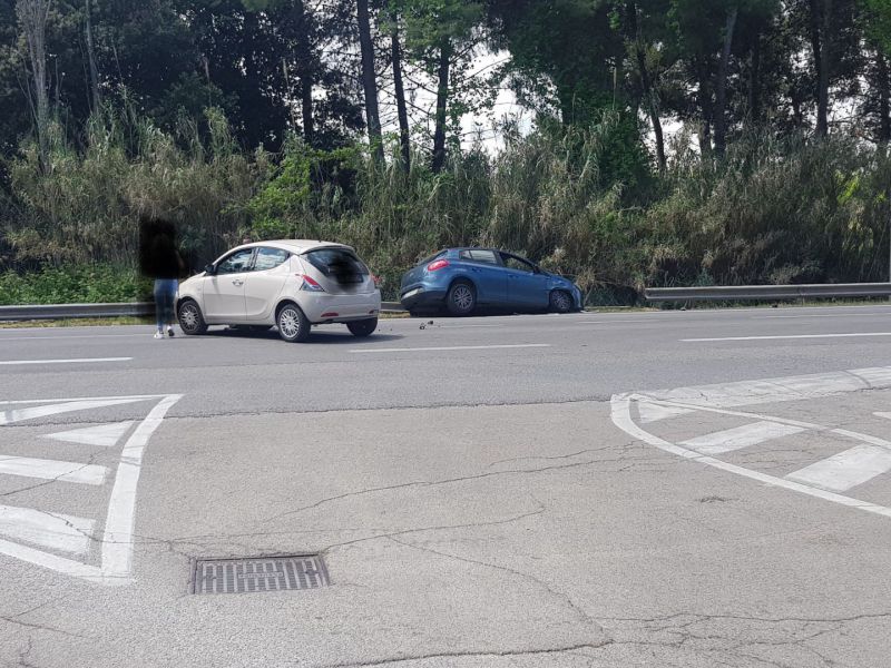 Incidente tra due auto all’incrocio tra la SS16 e via Vespucci a San