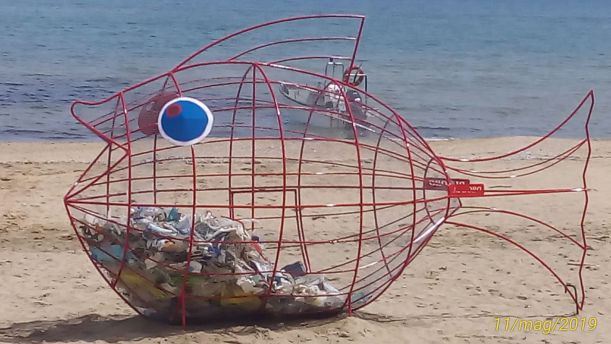 Pesce mangia plastica