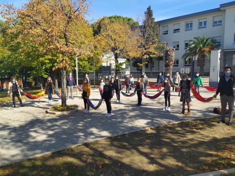 Scuola media girotondo di pace