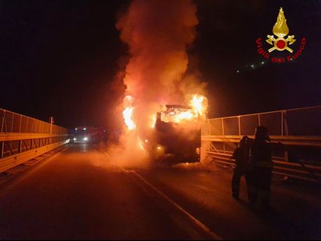 Autobus in fiamme