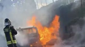 Auto in fiamme