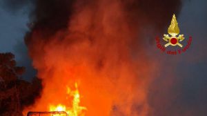 Camion in fiamme