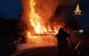 Camion in fiamme
