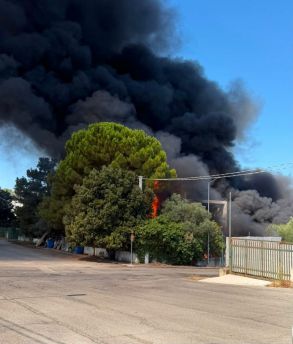 Incendio zona industriale di cupello